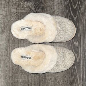 Minnetonka Women's Tan and Cream Slippers